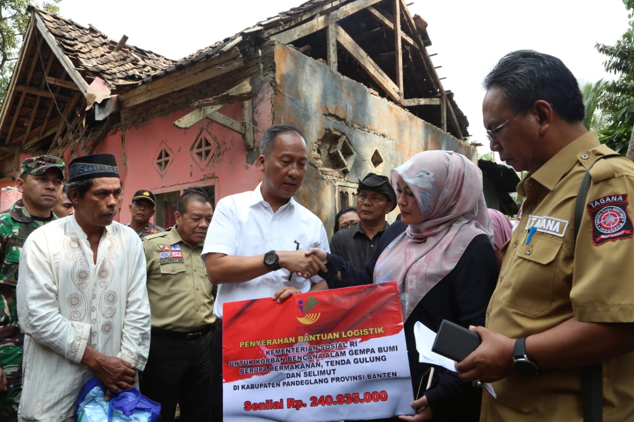 Mensos Kunjungi Korban Gempa di Pandeglang