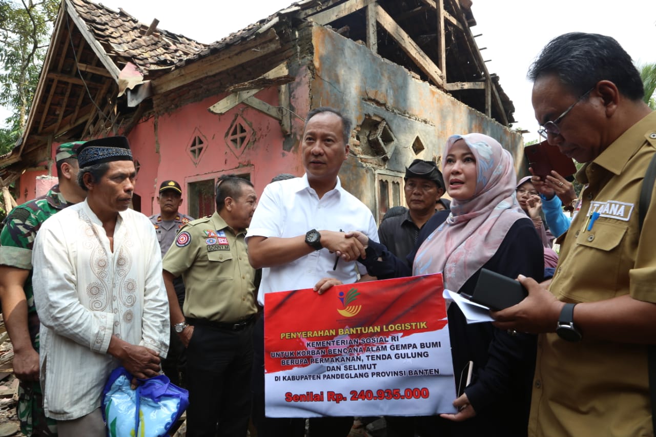 Mensos Kunjungi Warga Korban Bencana Gempa Banten